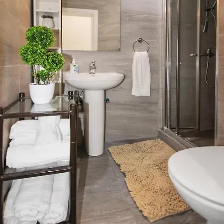 Charming 2 Bedroom Townhouse, Internal Yard Jdes1-1 Apartment *