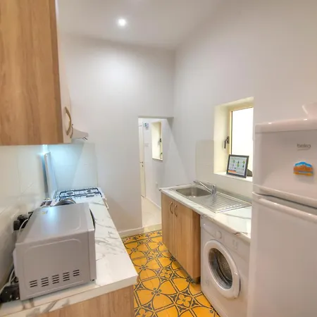 Charming 2 Bedroom Townhouse, Internal Yard Jdes1-1 Gzira