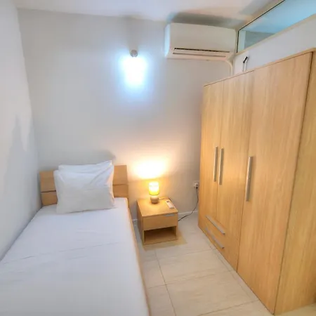 Charming 2 Bedroom Townhouse, Internal Yard Jdes1-1