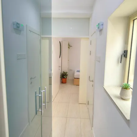 Charming 2 Bedroom Townhouse, Internal Yard Jdes1-1