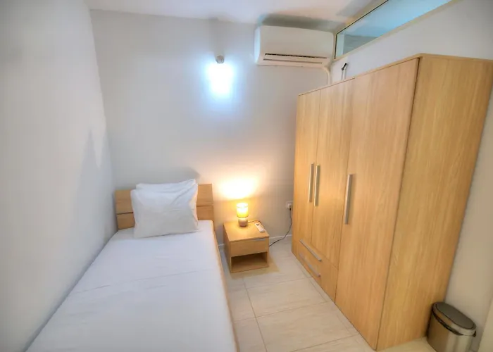 Charming 2 Bedroom Townhouse, Internal Yard Jdes1-1