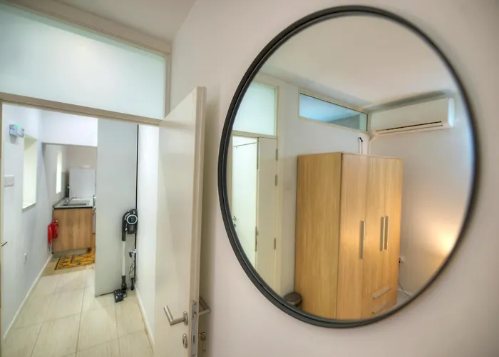 Charming 2 Bedroom Townhouse, Internal Yard Jdes1-1 *